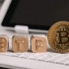 Bitcoin a scăzut sub 63.000 de dolari, după recordul atins săptămâna trecută