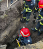 Doi muncitori, îngropaţi sub un mal de pământ într-un șantier din județul Vâlcea