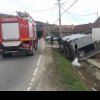 FOTO | Un microbuz a fost implicat într-un accident groaznic pe DN 15A: Două persoane au fost surprinse sub autovehicul