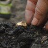 Inel de aur cu chipul lui Iisus Hristos, pierdut de o femeie misterioasă, găsit după aproape 500 de ani