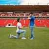 Moment istoric în fotbal: Primul fotbalist homosexual şi-a cerut iubitul în căsătorie / FOTO