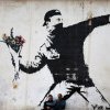 O dispută juridică l-ar putea obliga pe artistul misterios Banksy să-şi dezvăluie numele real