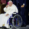 Papa a participat la slujba de Înviere: a zâmbit şi i-a salutat pe credincioşi în timp ce părăsea Bazilica Sfântul Petru din Roma într-un scaun cu rotile