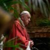 Papa a prezidat slujba din Vinerea Mare înaintea procesiunii de la Colosseum