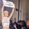 Prezentarea de modă a Victoriei Beckham la Paris, întreruptă de un grup de activişti. Au intrat pe podium în timp ce modelele defilau/ VIDEO