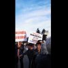 Protest în fața CJ Prahova împotriva lui Iulian Dumitrescu: 'La pușcărie' / 'Întrebare pentru domnul general: chiar susţineţi un penal?' / VIDEO