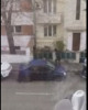 Scene șocante în Capitală: Un bărbat s-a urcat pe capota mașinii fostei iubite și o amenința pe femeie cu moartea/ VIDEO