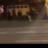 Scene șocante în mijlocul străzii. Un bărbat și-a bătut soția până a căzut la pământ/ VIDEO