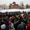 Sute de persoane, reținute de polițiști în regiunile Rusiei pentru că au depus flori la înmormântarea lui Aleksei Navalnîi
