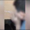 Teribilism în școala primară. Un elev a fost filmat cum trage pe nas cretă de pe bancă/ VIDEO