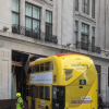 Un autobuz supraetajat a intrat într-o clădire în centrul Londrei / VIDEO