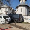 VIDEO | Accident grav între două autoturisme: Unul dintre vehicule a lovit o femeie, iar un altul a fost proiectat în curtea bisericii