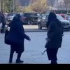 VIDEO Două bunicuţe s-au luat la bătaie în plină zi pe stradă. Și-au împărțit bastoane cu generozitate