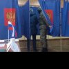 VIDEO Imaginile zilei din Rusia: un soldat intră în cabina de votare și se uită ce fac cei care votează