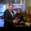 VIDEO - Marcel Ciolacu împarte flori femeilor din Guvern