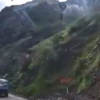 VIDEO - O stâncă uriașă cade direct peste un camion: șoferul scapă fără nicio zgârietură