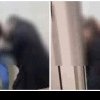 VIDEO | Scene violente la un liceu din Vâlcea: Două adolescente, filmate în timp ce-și împart pumni în toaletă