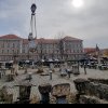 FOTO: Două statui romane expuse în Piața Cetății din Alba Iulia, mutate în interiorul Palatului Principilor pentru a fi restaurate