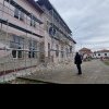 FOTO: Lucrări de renovare la sediul școlii din Teiuș, o clădire veche de 80 de ani. Se înlocuiește tencuiala exterioară