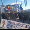 Polițiștii de la Penitenciare au întrerupt munca și înarmați cu pancarte si vuvuzele protestează: ”Ciolacu ne-a mințit”