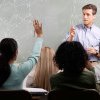 Salariile profesorilor în funcție de performanță, evaluarea lor să fie revizuite și evitarea conflictelor de interese în evaluările școlilor – printre recomandările către Ministerul Educației