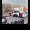 VIDEO. Incident șocant în Capitală. Soţ şi soţie, loviţi de o maşină în urma unei şicanări în trafic