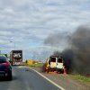 Un autoturism a ars ca o torță pe șoseaua de centură a Aradului, în apropiere de CET