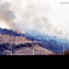 A luat foc pădurea pe drumul spre Fizeșu Gherlii – incendiu de vegetație pe un deal, scăpat de sub control – VIDEO
