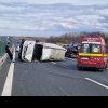 Accident, pe autostrada A1! O autoutilitară s-a răsturnat, un autoturism a luat foc, iar o femeie a fost rănită