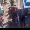VIDEO – Cum i-a fost sustras telefonul din geaca, unei tinere ce astepta intr-o statie de autobuz din municipiul Buzau! Hotul a fost identificat de polițiști