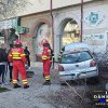 Accident violent în centrul Târgoviștei! Un tânăr s-a oprit cu mașina în zidul unui bloc