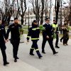 Polițiștii, jandarmii și pompierii au oferit flori, de Ziua Femeii, în zona centrală a orașului Târgoviște
