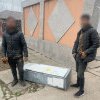 Barbati prinsi in flagrant de politistii locali din Constanta in timp ce carau o cutie metalica destinata tranzistoarelor electrice
