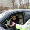 De 1 Martie: Politistii din Tulcea vin in intampinarea doamnelor si domnisoarelor cu flori si ciocolata (FOTO)