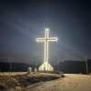 FOTO: Cârligele. Crucea de pe dealul Deleanu, iluminată cu led