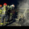 VIDEO. O mașină electrică a luat foc în mers într-o localitate din Timiș. A fost complet distrusă