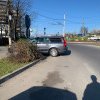 Atât s-a putut! Un clujean și-a parcat mașina pe jumătate în drum, blocând și trotuarul - VIDEO