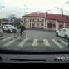 Biciclist kamikaze și un taximetrist care s-a crezut mai șmecher ca restul. Filmare dintr-o intersecție nebună a Clujului - VIDEO
