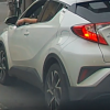 ,,La Oradea au pasaje dar nu și tomberoane sau măcar bun simț”- Bihorean surprins în timp ce aruncă gunoaie pe geam în traficul din Cluj-VIDEO