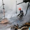 Intervenție pentru stingerea unui incendiu produs la o gospodărie și o anexă învecinată, în orașul Comănești