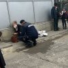 O femeie căzută pe un trotuar din Piața Centrală Bacău a fost ajutată de jandarmi până la sosirea ambulanței