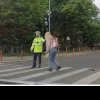 Ce amendă a primit o femeie, care a ignorat semnalele unui polițist rutier, în timp ce traversa strada