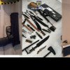 IPJ Hunedoara: Arme, săbii, macete, cuțite, droguri și mii de țigări netimbrate, descoperite în 11 percheziții domiciliare