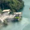 Trei morţi, trei răniţi şi şase dispăruţi în centrul Italiei, într-o explozie într-o centrală hidroelectrică Enel pe barajul artificial Suviana. Barajul nu a fost avariat de explozie, producţia de electricitate, întreruptă, anunţă Enel