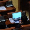 Parlamentarii îşi fac viața şi mai uşoară: Cer să muncească online