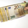 Euro a coborât la cel mai scăzut nivel din acest an, după ce s-a prăbuşit în raport cu dolarul