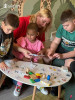 Trei din cinci părinți ucraineni nu au găsit loc de muncă în România: Salvați Copiii România deschide un centru de zi în care mamele refugiate din Ucraina să-și poată lăsa copiii în siguranță
