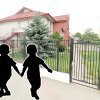 Caz revoltător în Vaslui: doi copii de 3 ani au fugit de la grădiniță fără ca educatoarele să-și dea seama. O femeie i-a găsit umblând dezorientați prin oraș