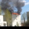 Incendiu violent la un acoperiș de bloc din Focșani. 16 persoane evacuate