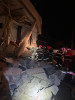Imagini de la locul exploziei care a zguduit un bloc din Craiova. Pompierii caută sub dărâmături eventuale victime/Mărturii ale locatarilor – VIDEO